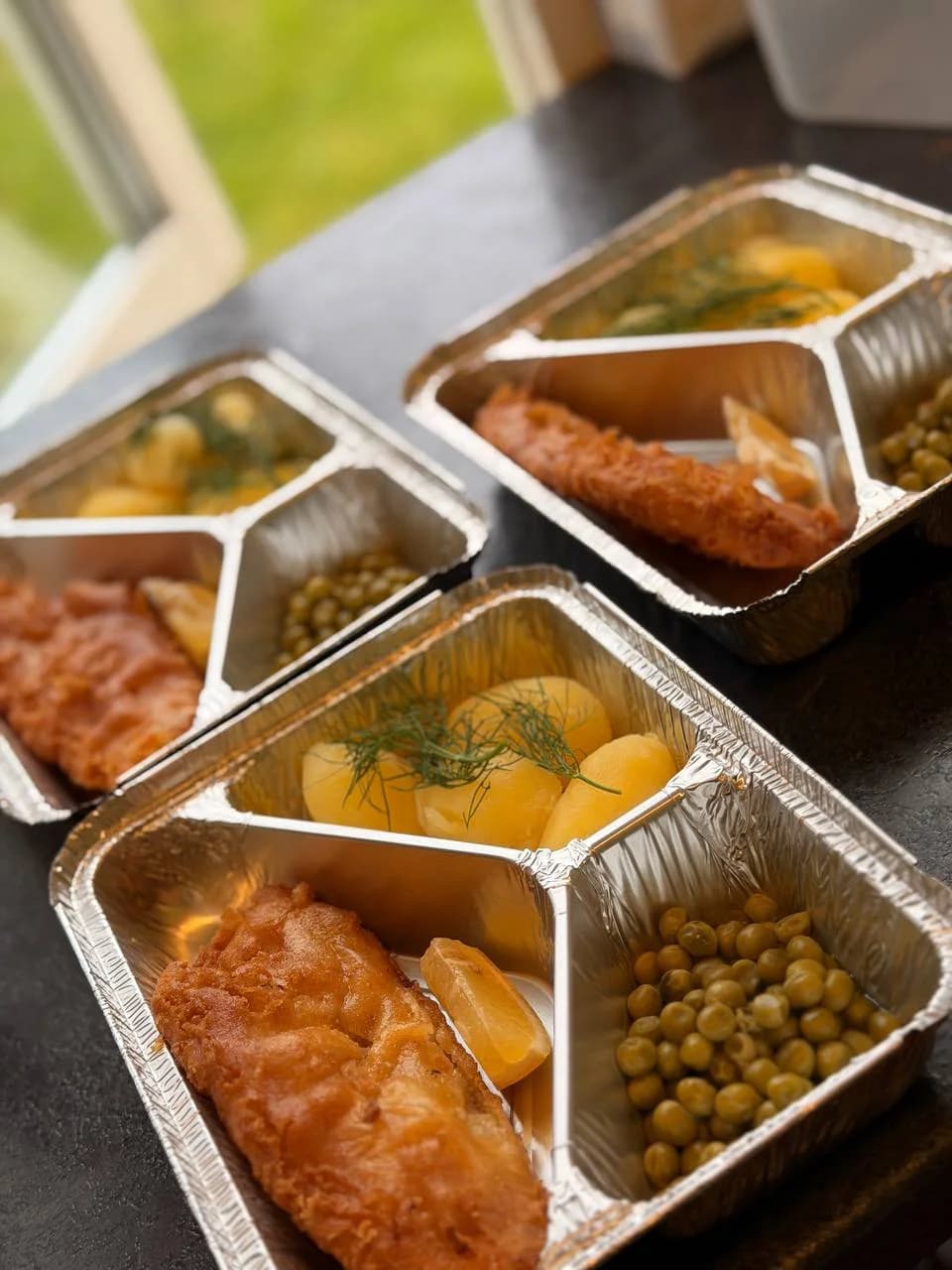 Panerad fisk med potatis och ärtor